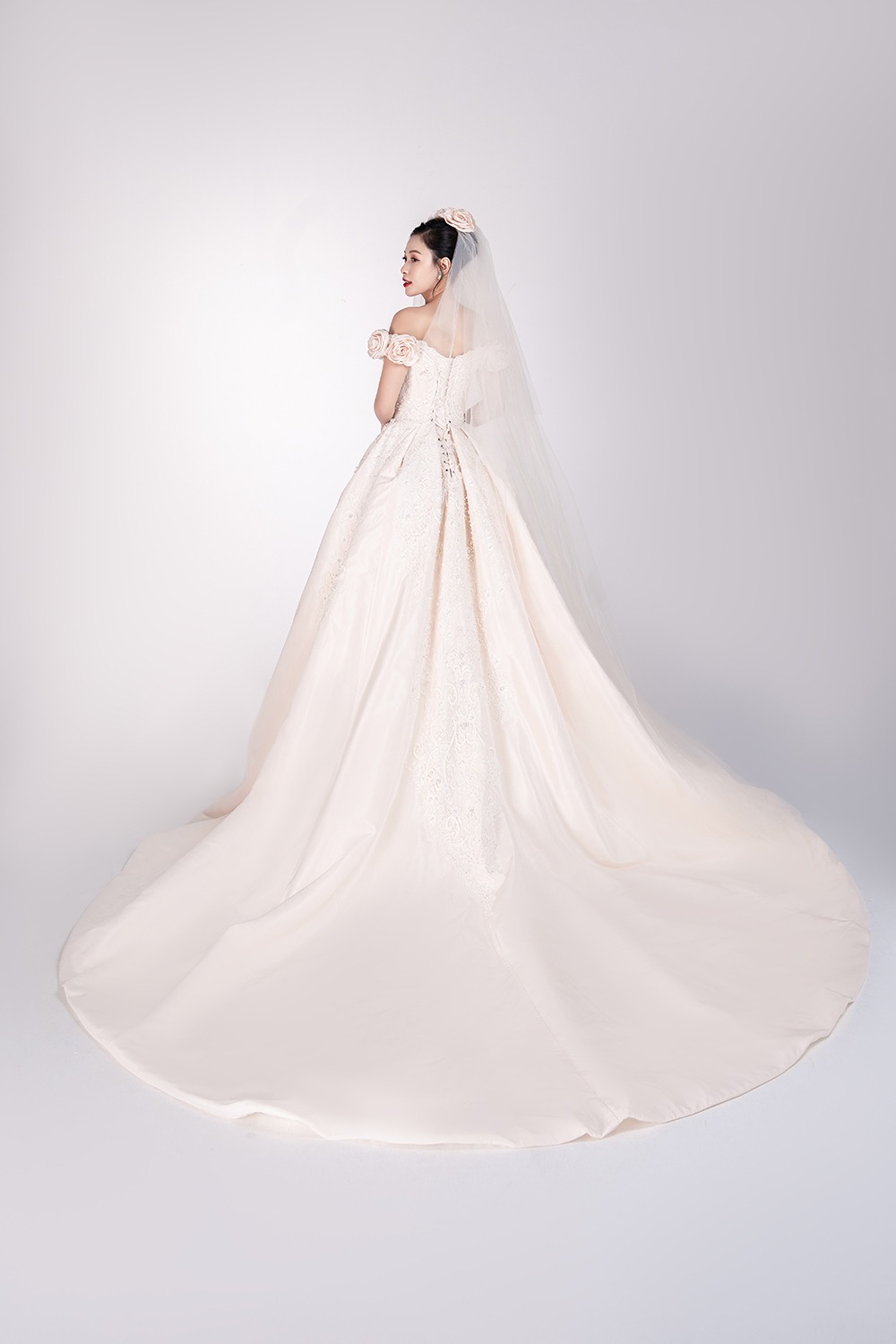 Váy cưới Limited — góc 3