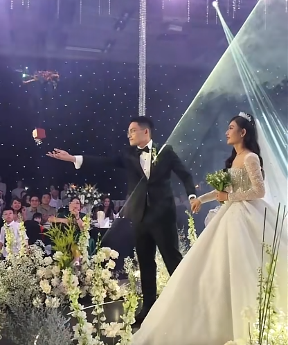 Drone trao nhẫn